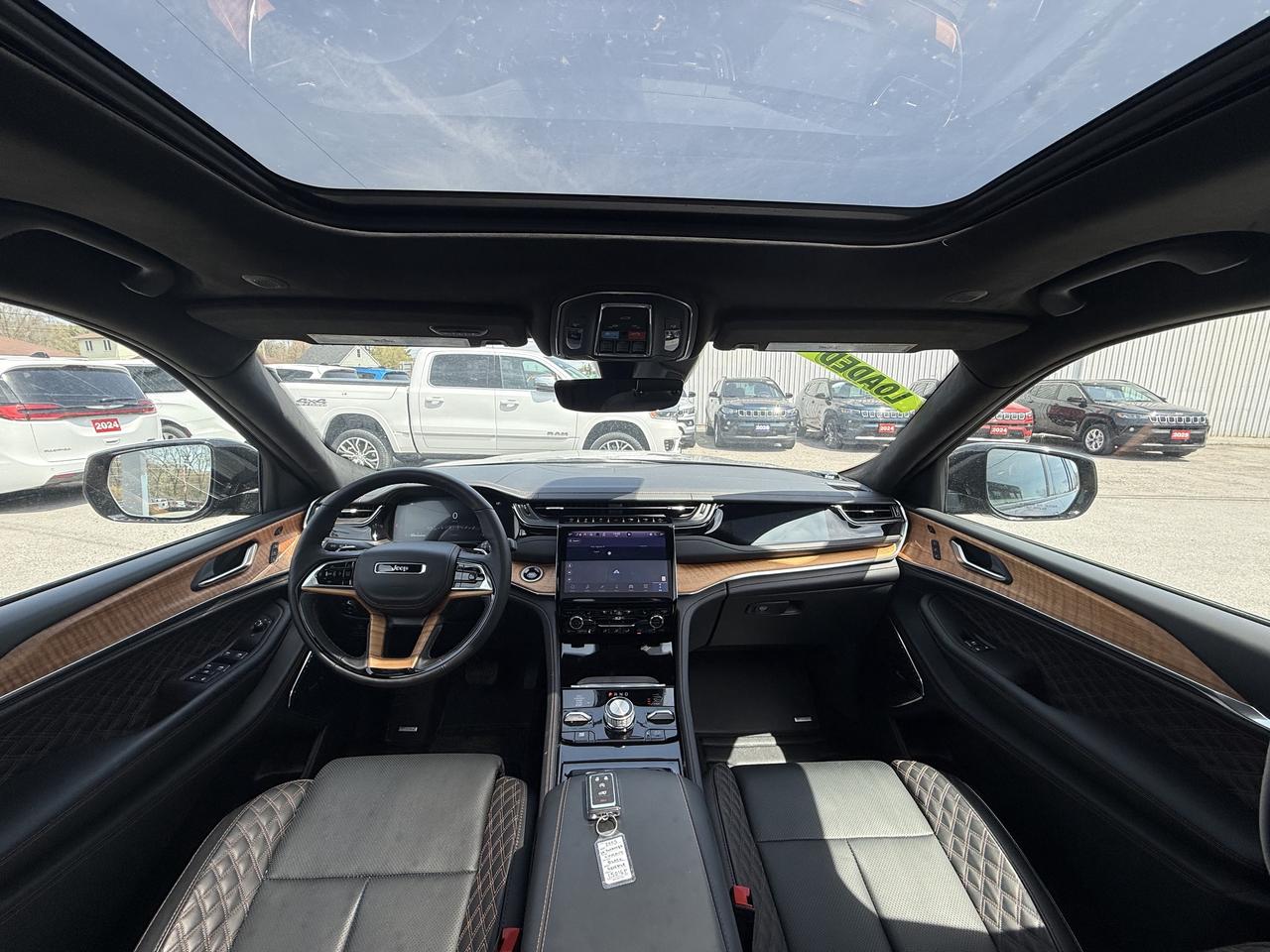2025 Jeep Grand Cherokee Summit Reserve 4x4 - Pano Sunroof - Massage Seats! Photo