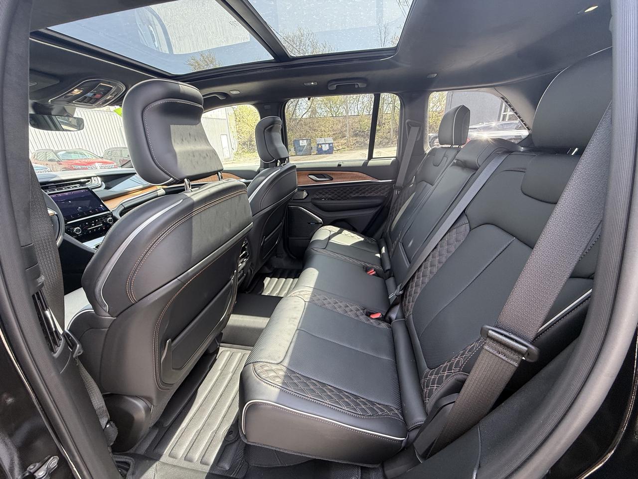 2025 Jeep Grand Cherokee Summit Reserve 4x4 - Pano Sunroof - Massage Seats! Photo