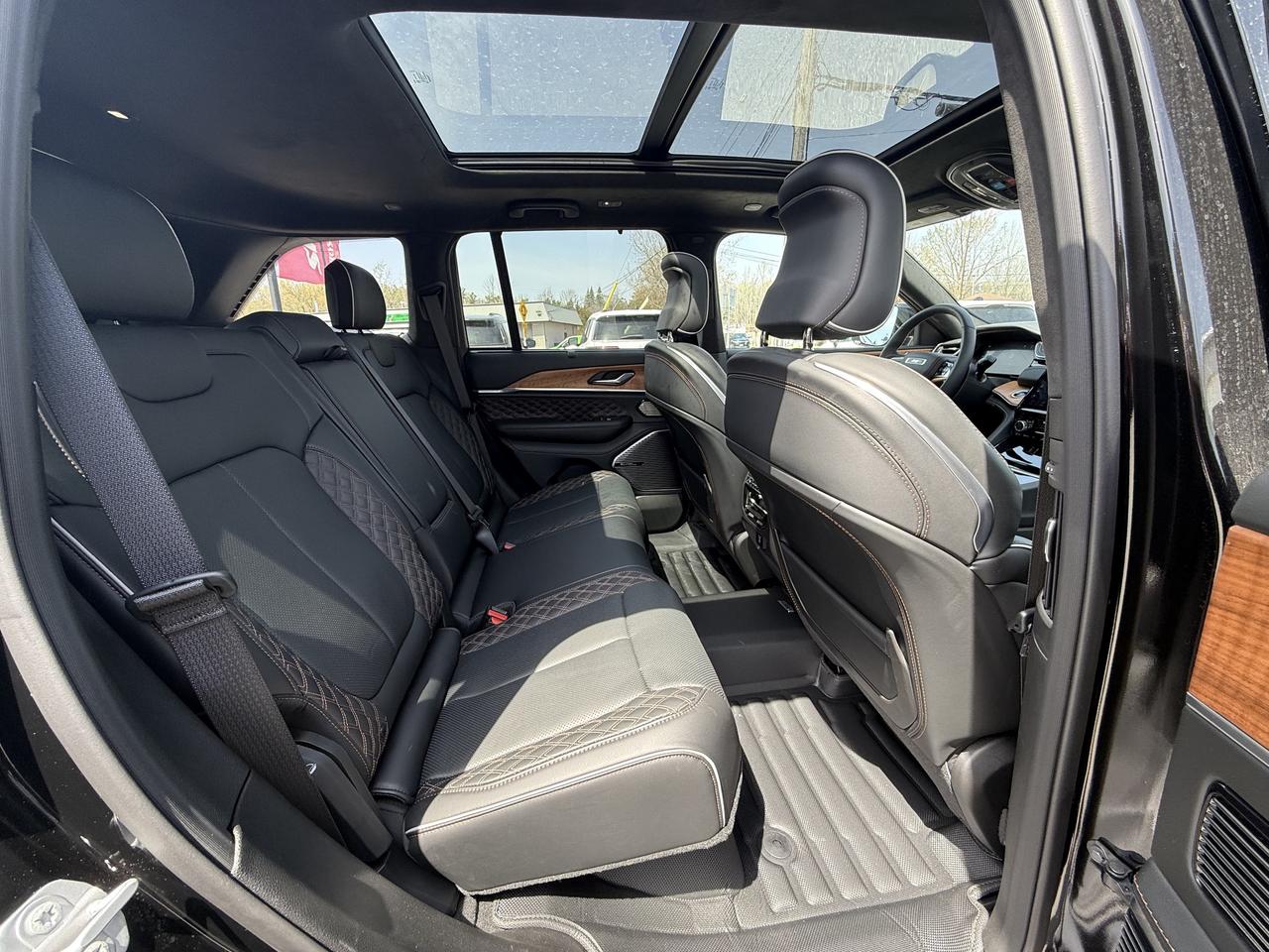 2025 Jeep Grand Cherokee Summit Reserve 4x4 - Pano Sunroof - Massage Seats! Photo