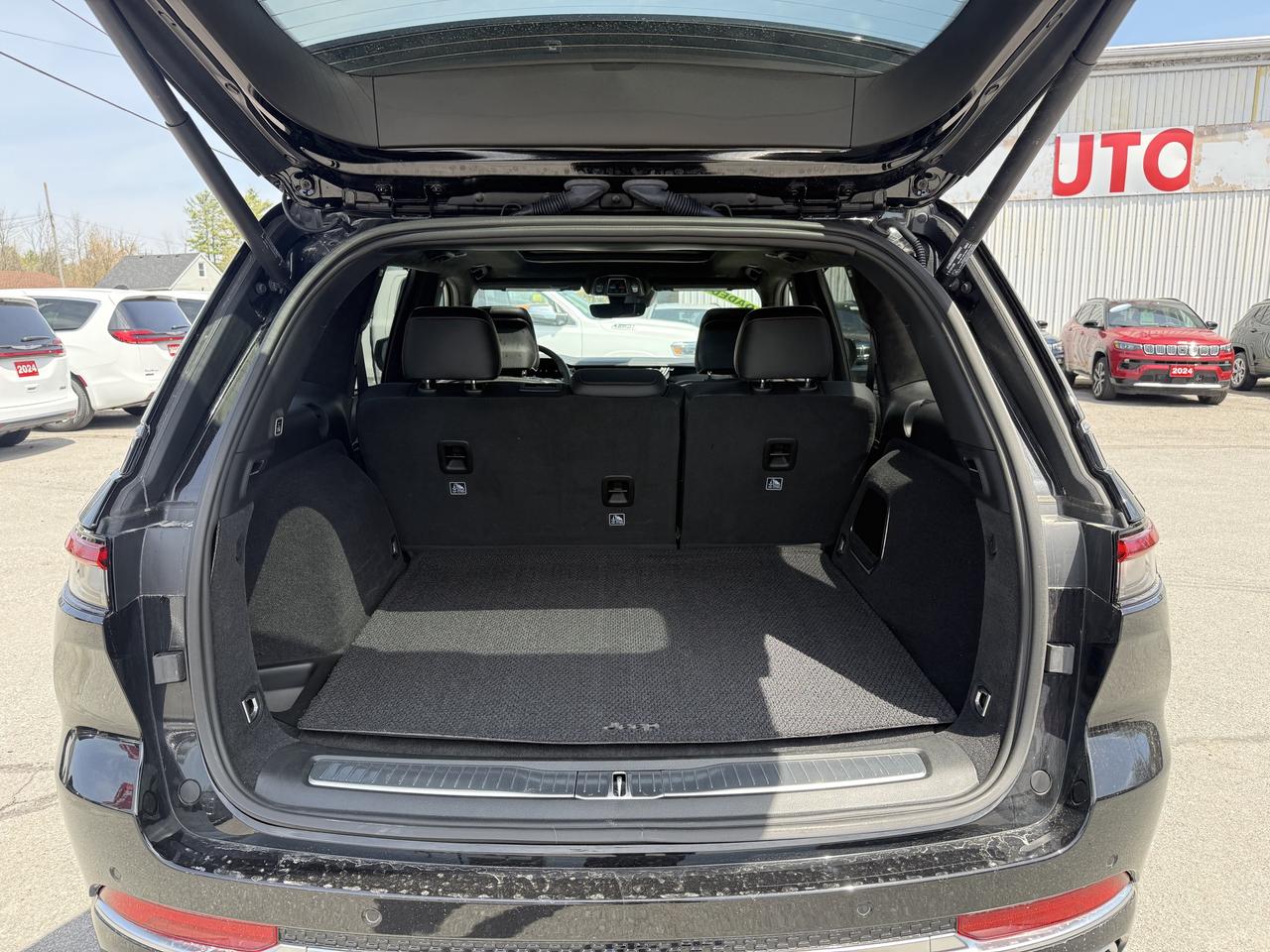 2025 Jeep Grand Cherokee Summit Reserve 4x4 - Pano Sunroof - Massage Seats! Photo