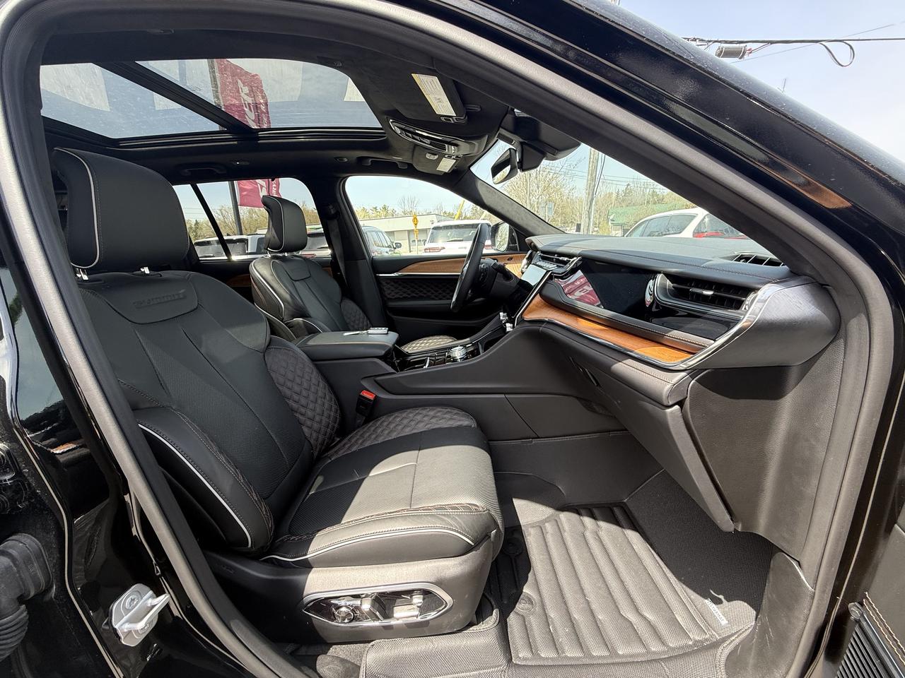2025 Jeep Grand Cherokee Summit Reserve 4x4 - Pano Sunroof - Massage Seats! Photo