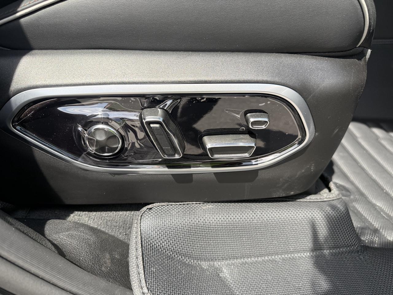 2025 Jeep Grand Cherokee Summit Reserve 4x4 - Pano Sunroof - Massage Seats! Photo