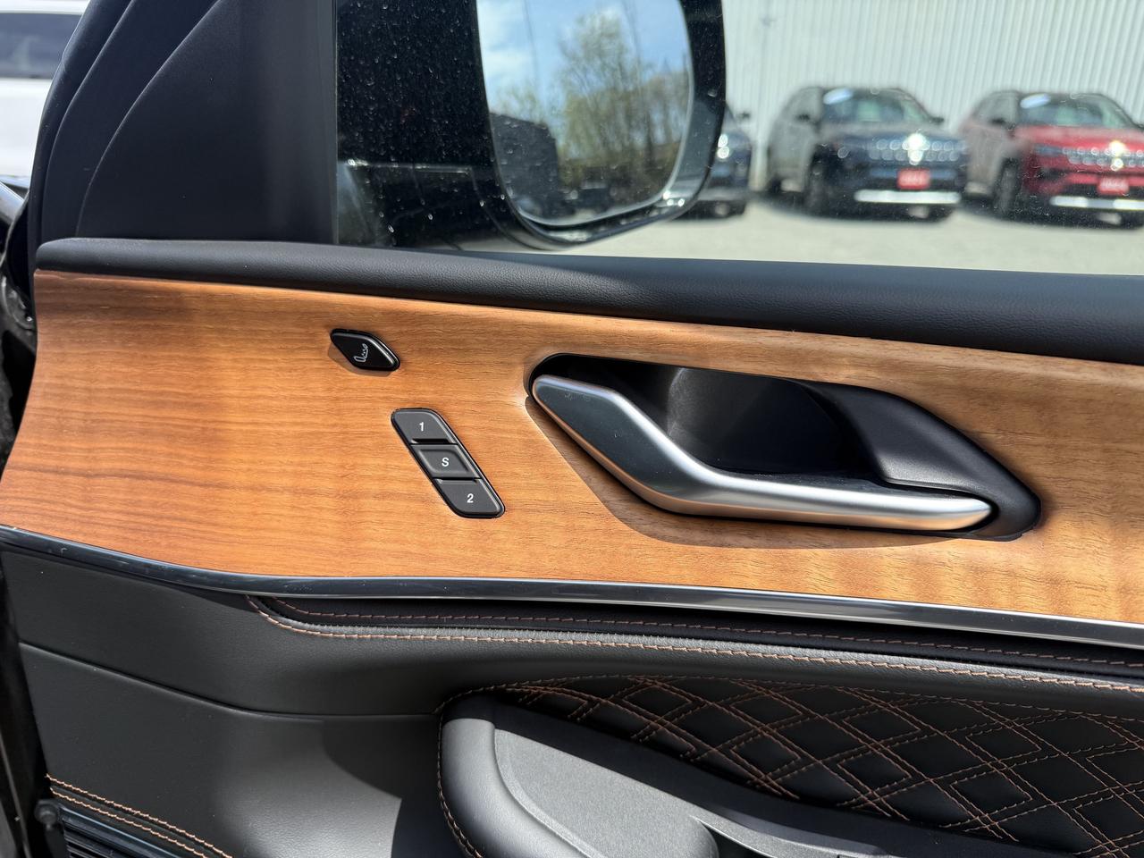 2025 Jeep Grand Cherokee Summit Reserve 4x4 - Pano Sunroof - Massage Seats! Photo