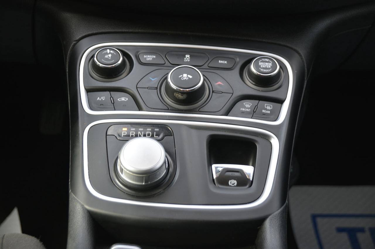 2016 Chrysler 200 LIMITED   CERTIFIED Photo
