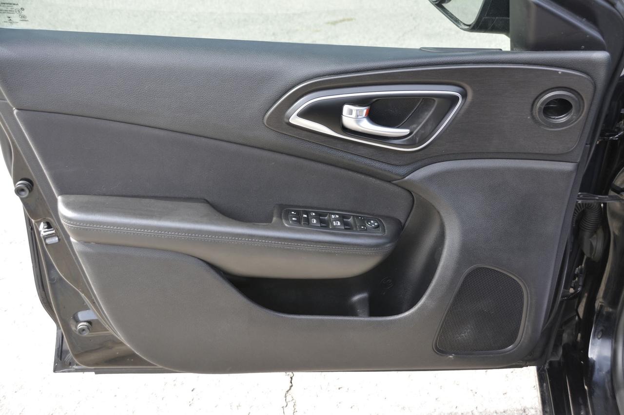 2016 Chrysler 200 LIMITED   CERTIFIED Photo