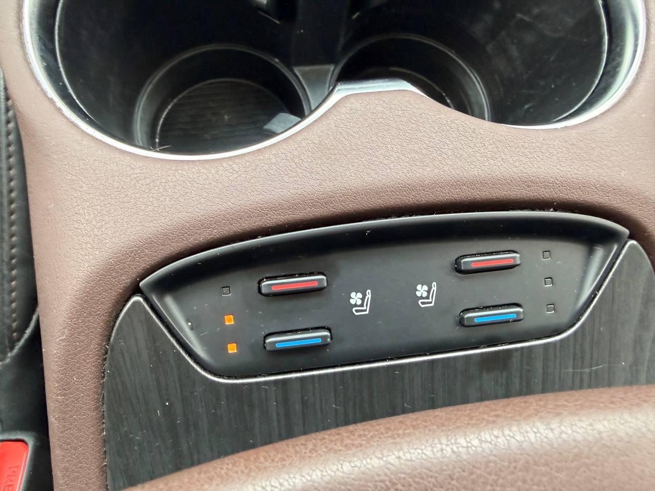 2021 Toyota Venza LIMITED AWD , ONE OWNER, PANORAMIC ROOF, LEATHER Photo