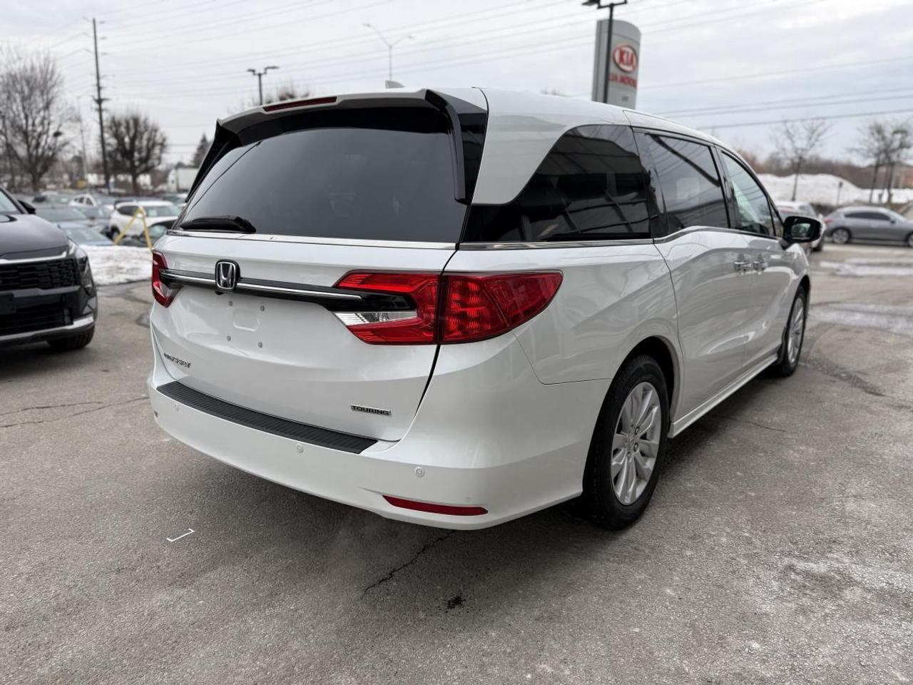 2023 Honda Odyssey Touring Auto Photo3