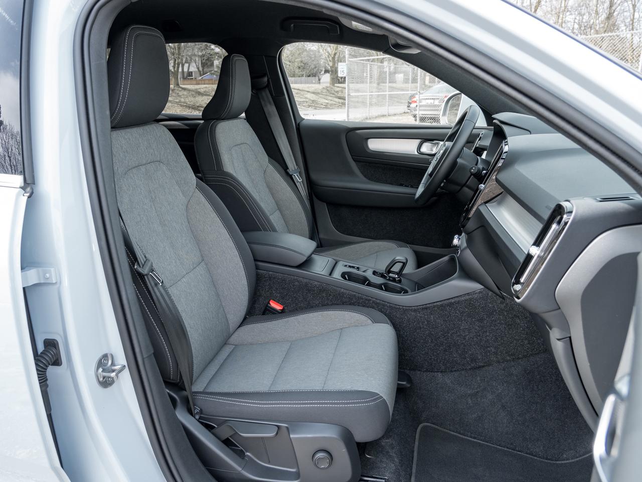 2025 Volvo XC40 B5 AWD Core  CPO FINANCE RATE 3.49%(24M)-4%*(84M) Photo