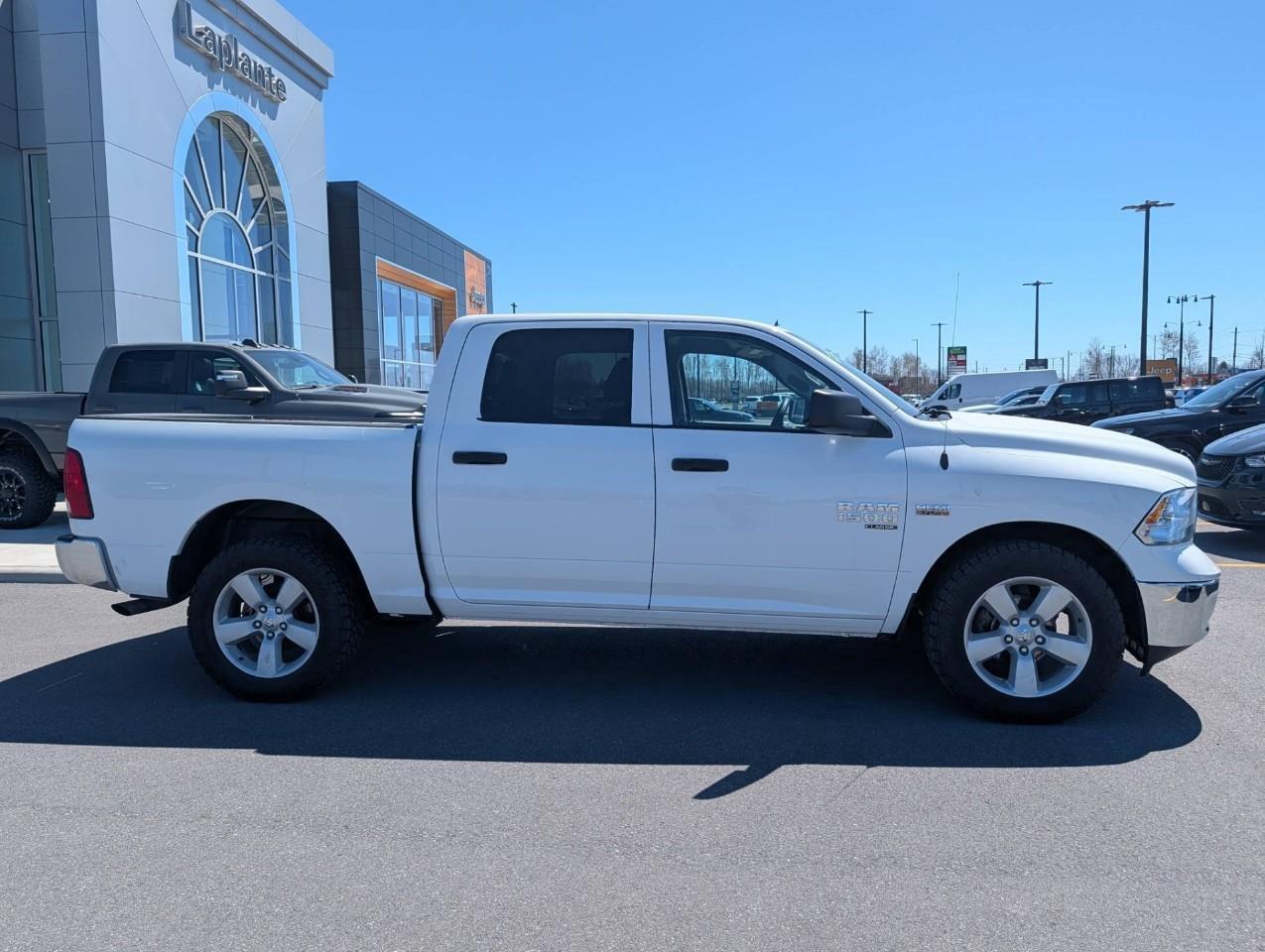 2022 RAM 1500 Classic SLT NEW TIRES/ NO ACCIDENTS Photo2