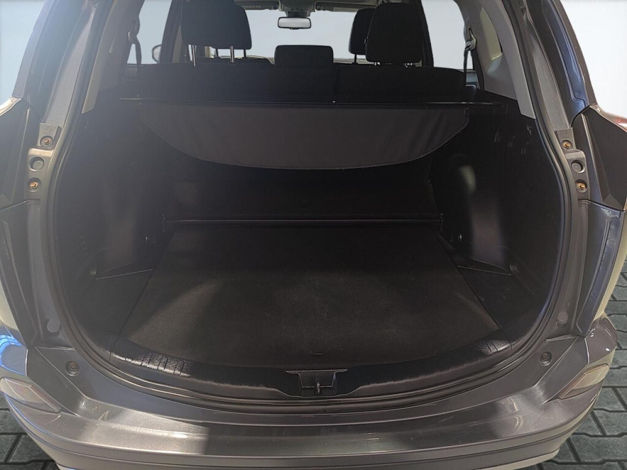 2017 Toyota RAV4 Hybrid XLE Hybrid / Sunroof / Heated Seats / Cruise Contr Photo