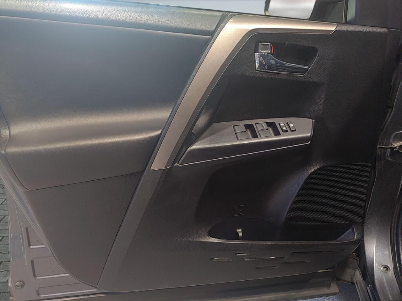 2017 Toyota RAV4 Hybrid XLE Hybrid / Sunroof / Heated Seats / Cruise Contr Photo