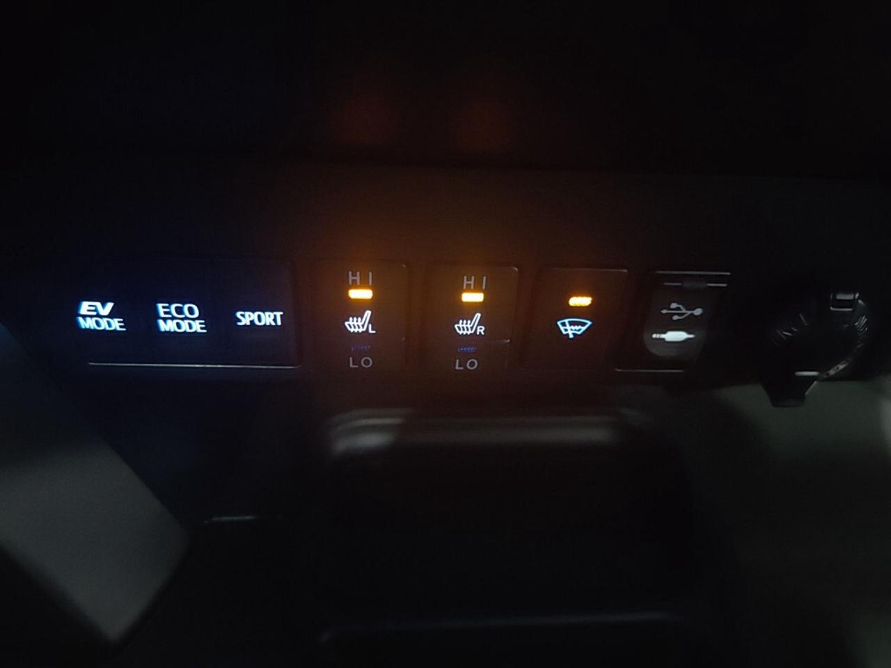 2017 Toyota RAV4 Hybrid XLE Hybrid / Sunroof / Heated Seats / Cruise Contr Photo