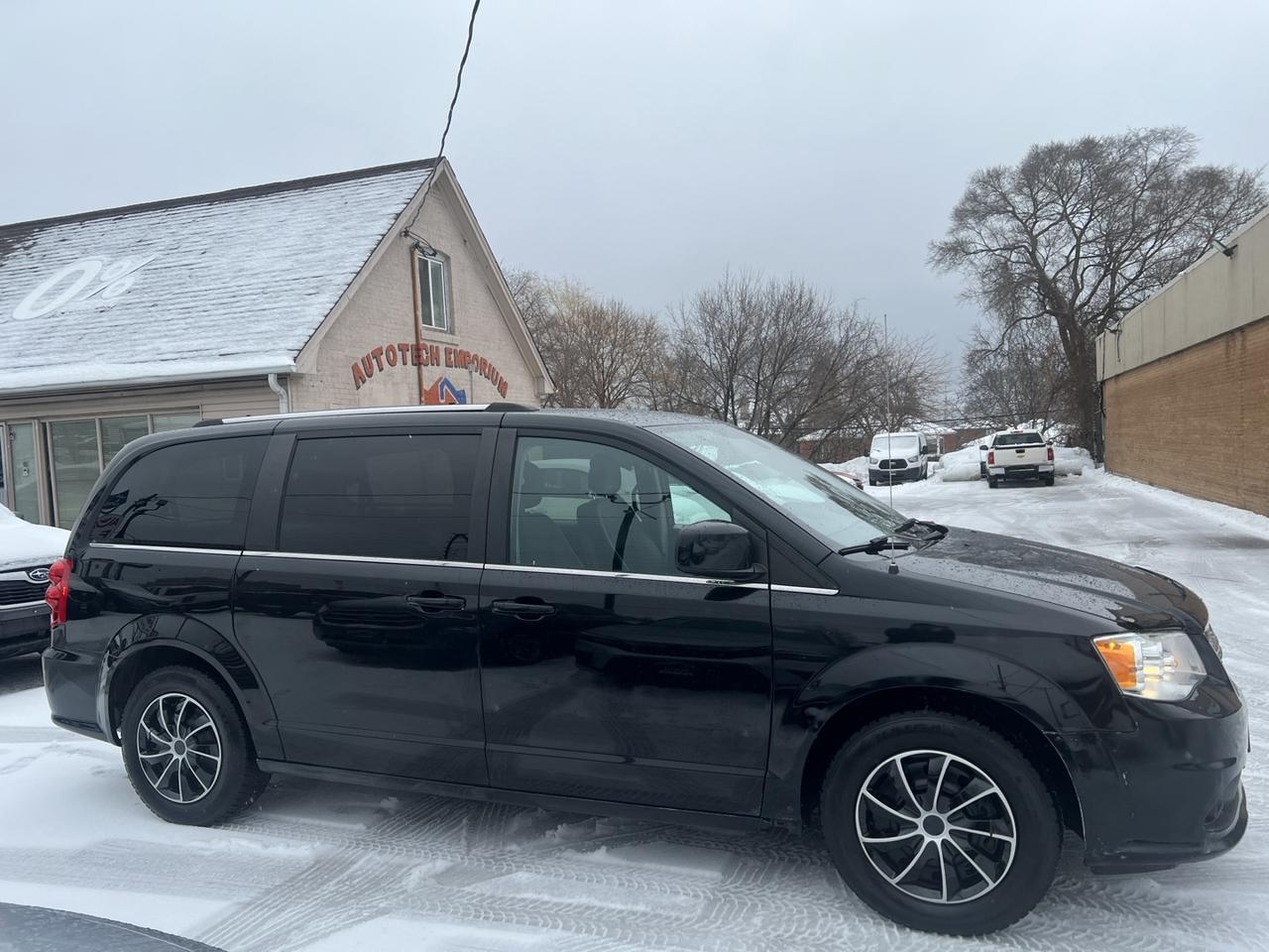 2019 Dodge Grand Caravan SXT Premium Plus   Leather   Power Sliding Doors Photo3