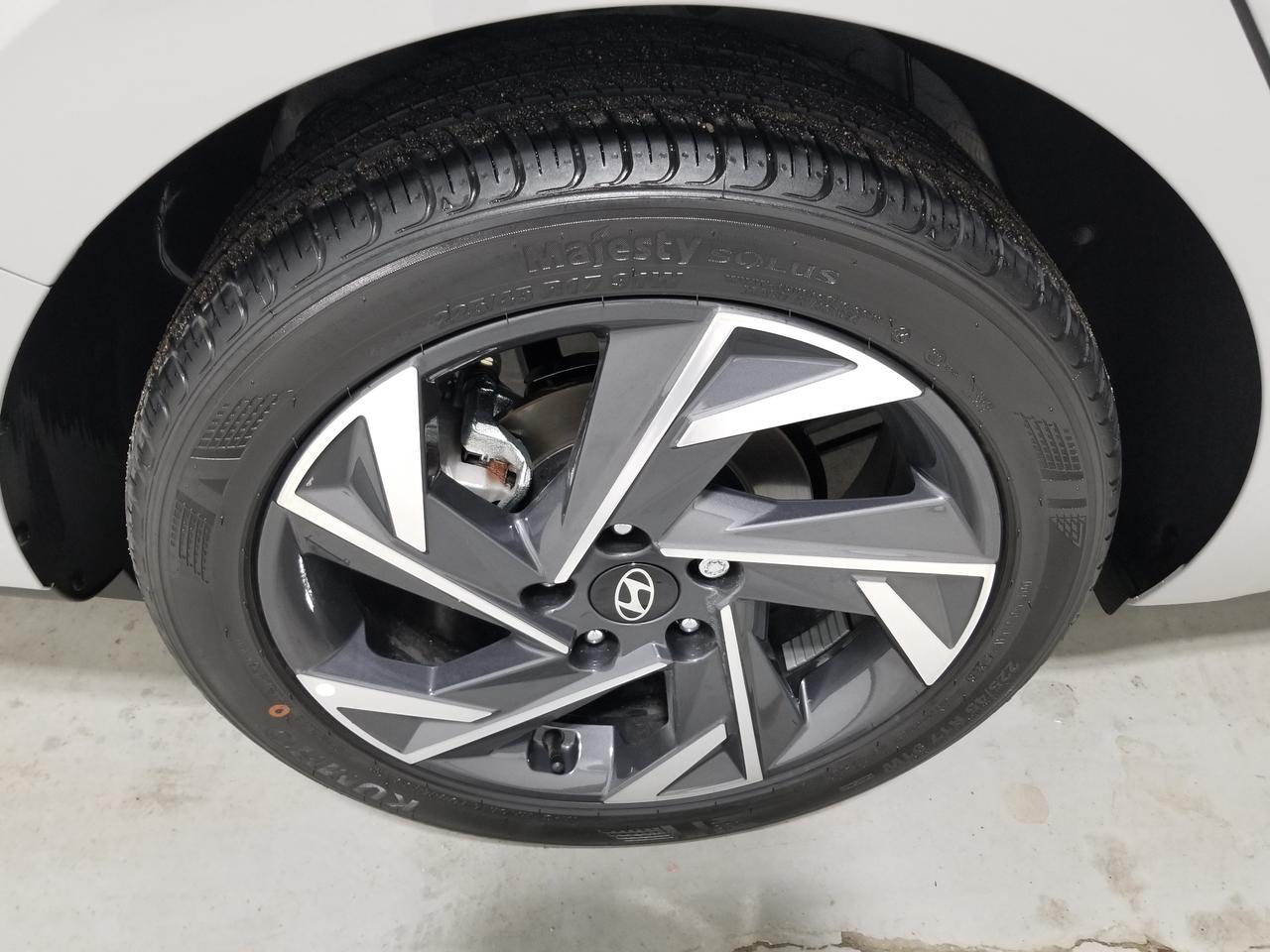 2025 Hyundai Elantra Preferred w/Tech Pkg 4dr Sedan Photo