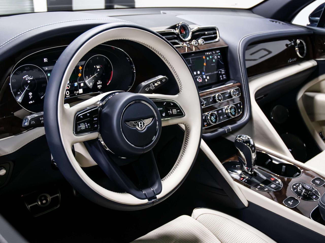 2023 Bentley Bentayga AZURE EWB HEADS UP REAR DVD BLIND SPOTS NAVI Photo