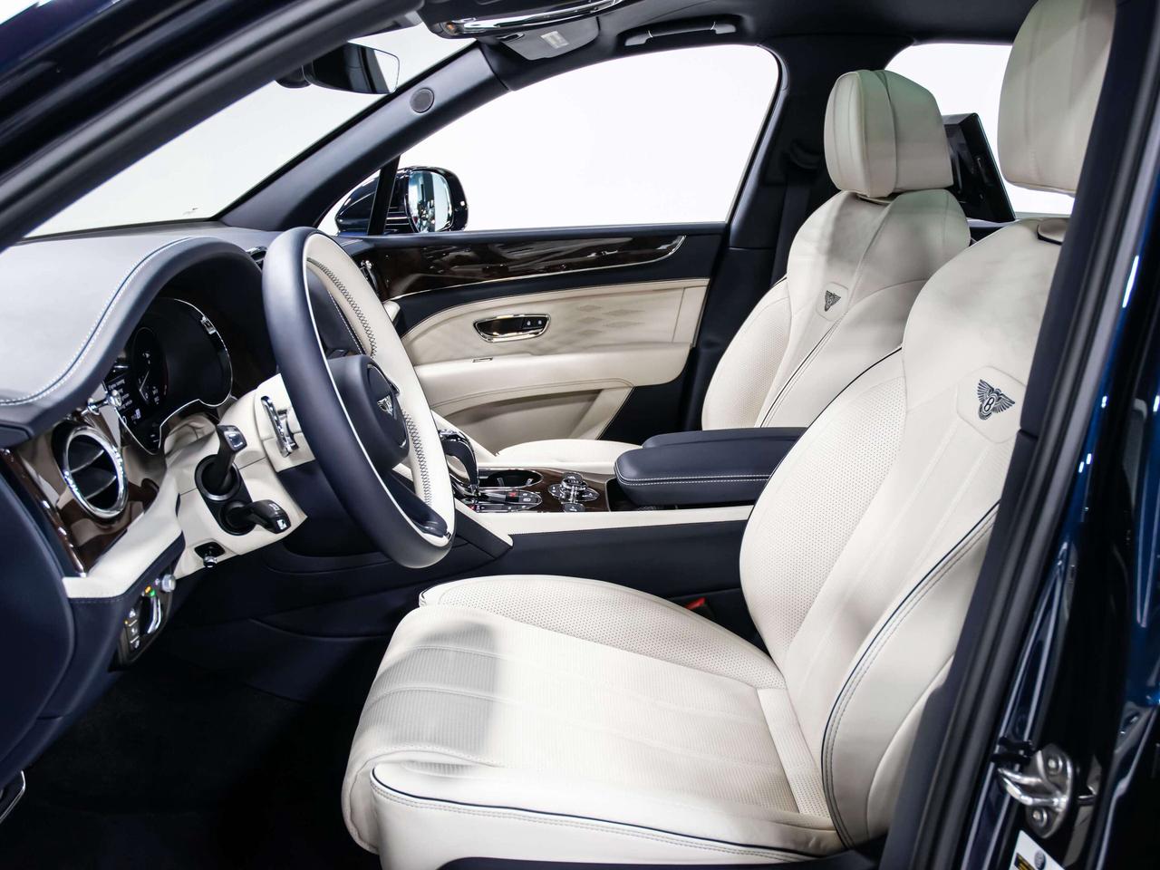 2023 Bentley Bentayga AZURE EWB HEADS UP REAR DVD BLIND SPOTS NAVI Photo