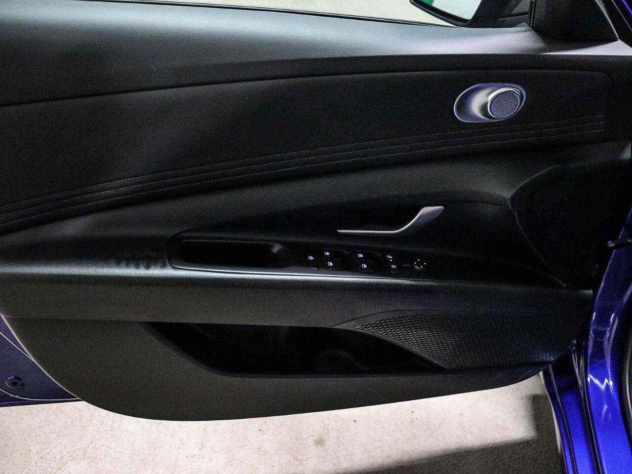 2024 Hyundai Elantra Preferred IVT Photo