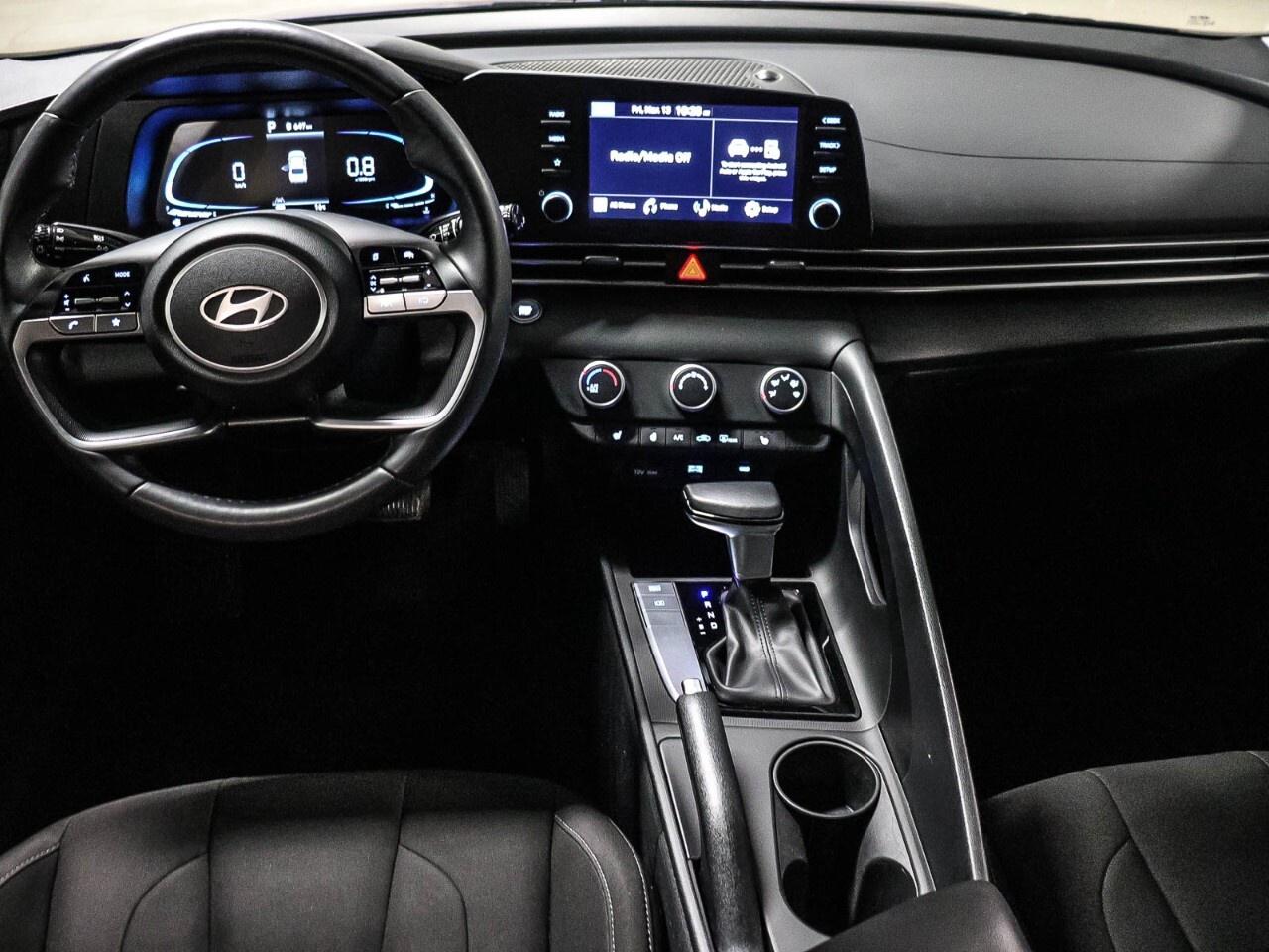 2024 Hyundai Elantra Preferred IVT Photo