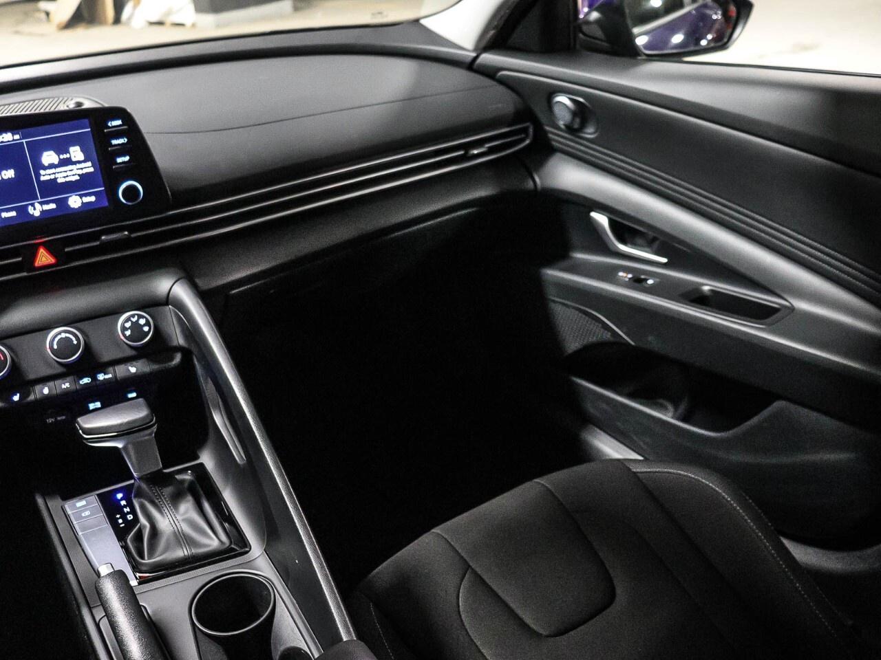 2024 Hyundai Elantra Preferred IVT Photo