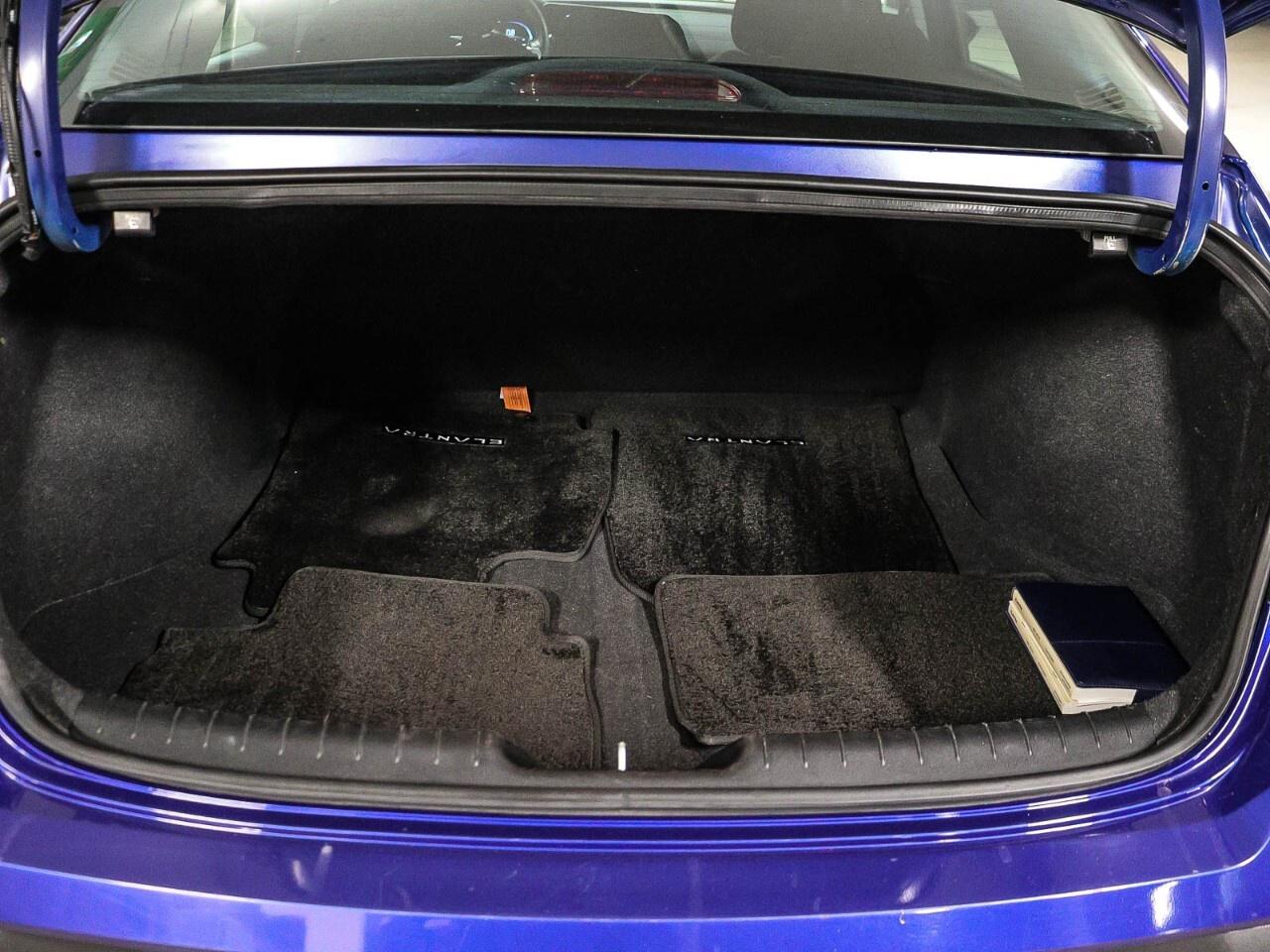2024 Hyundai Elantra Preferred IVT Photo