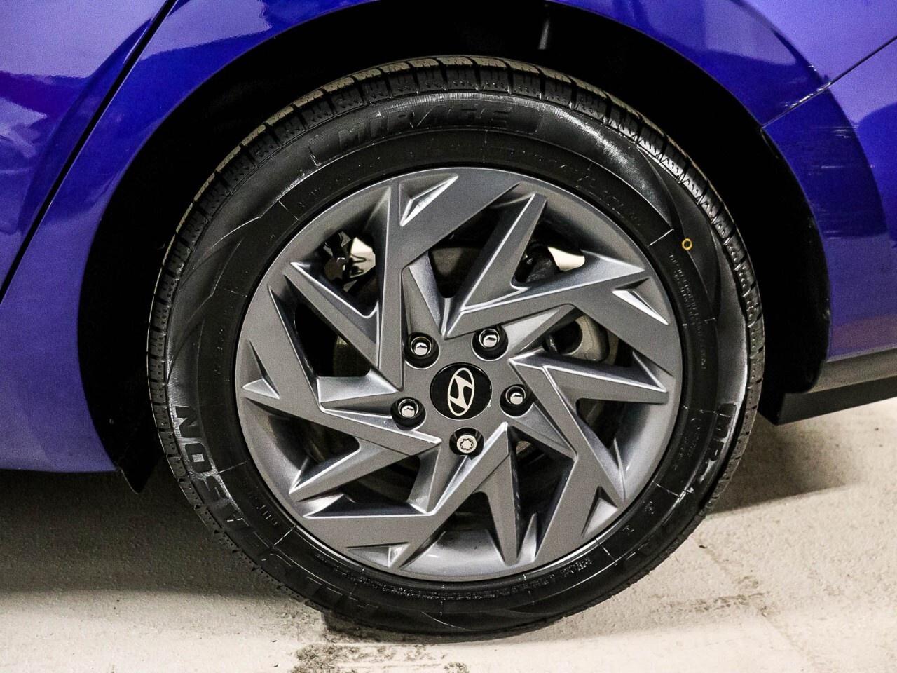 2024 Hyundai Elantra Preferred IVT Photo