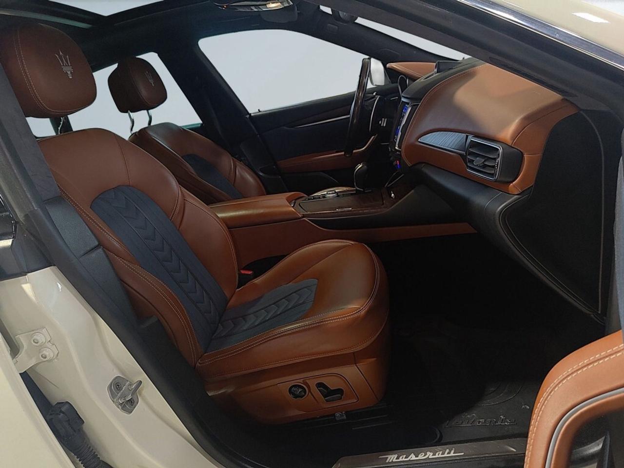 2017 Maserati Levante S 3.0L / Sunroof / NAVI / Leather / Drive Assist / Photo