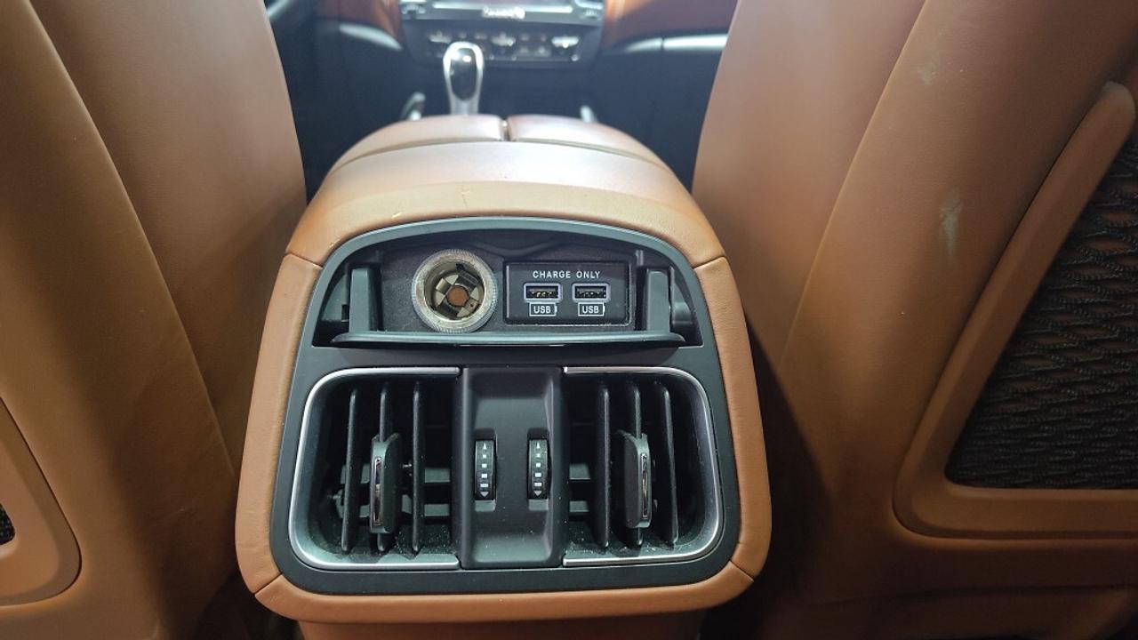 2017 Maserati Levante S 3.0L / Sunroof / NAVI / Leather / Drive Assist / Photo