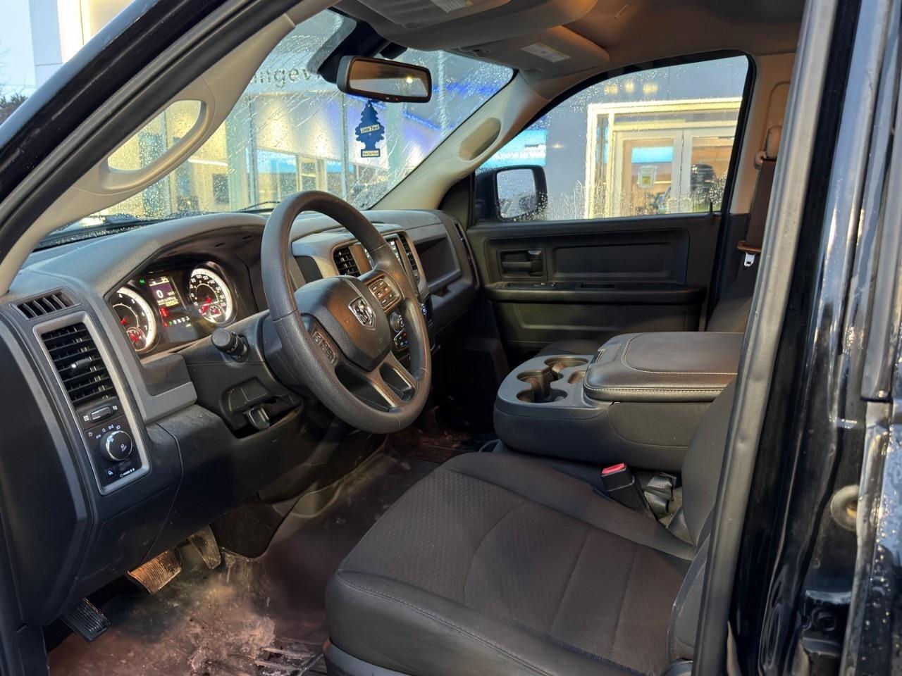 2019 RAM 1500 Classic ExpressONE-OWNER, 5.7L HEMI, APPLE CARPLAY, EXPRES Photo