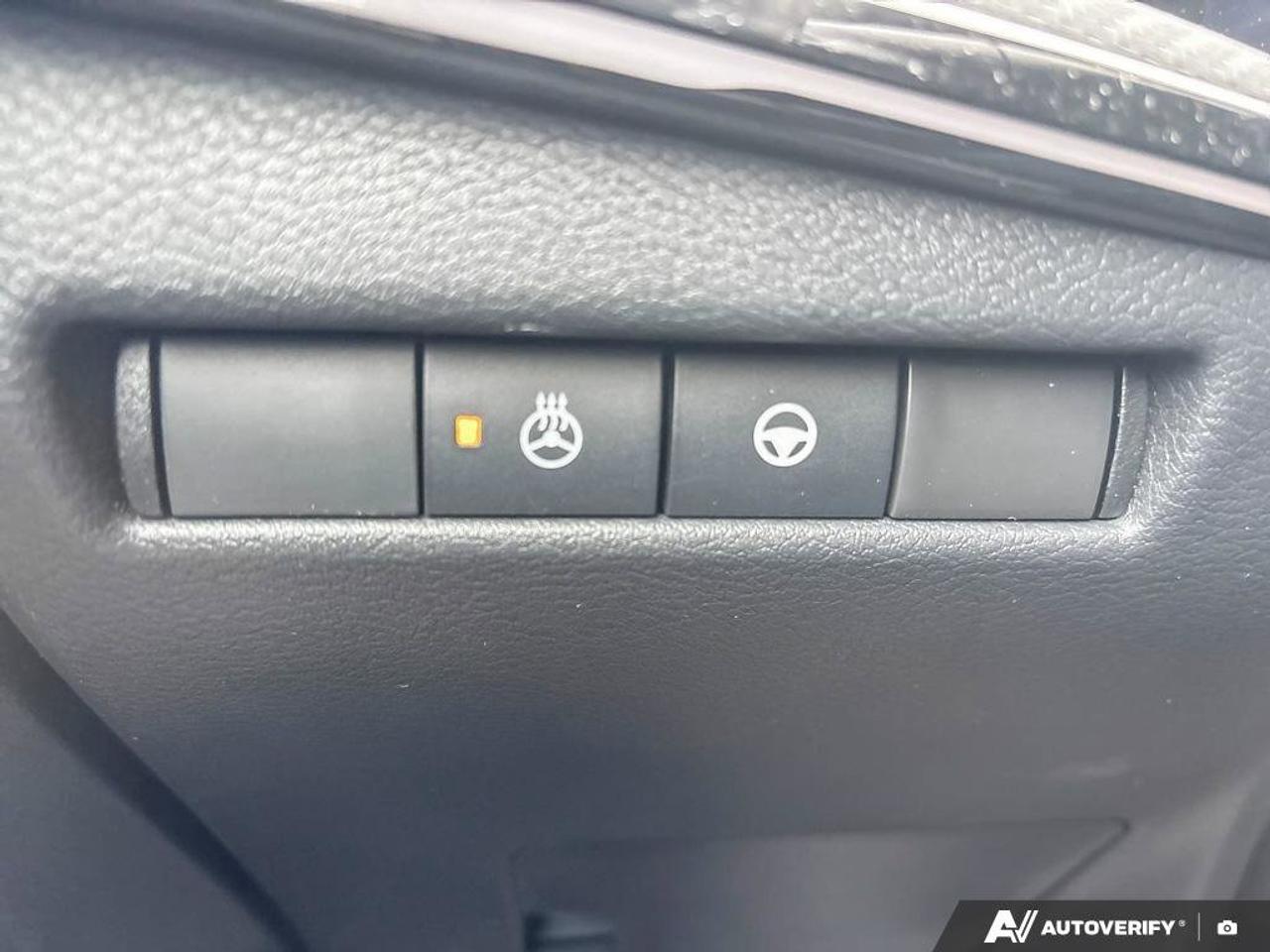 2025 Nissan Kicks SR Photo