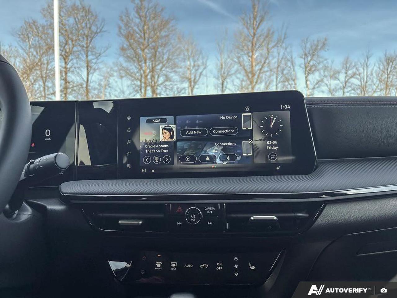 2025 Nissan Kicks SR Photo