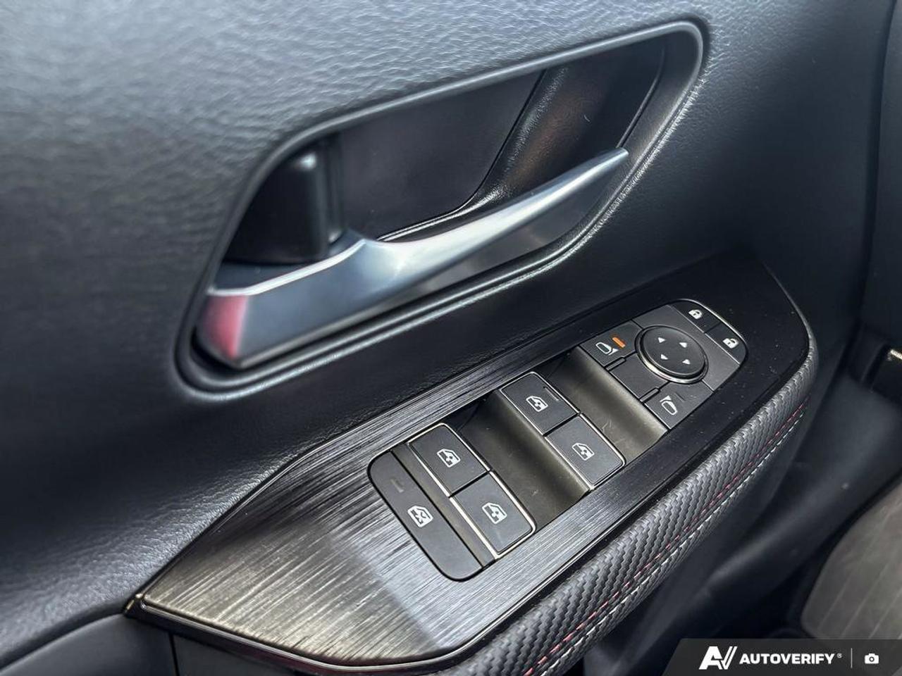 2025 Nissan Kicks SR Photo