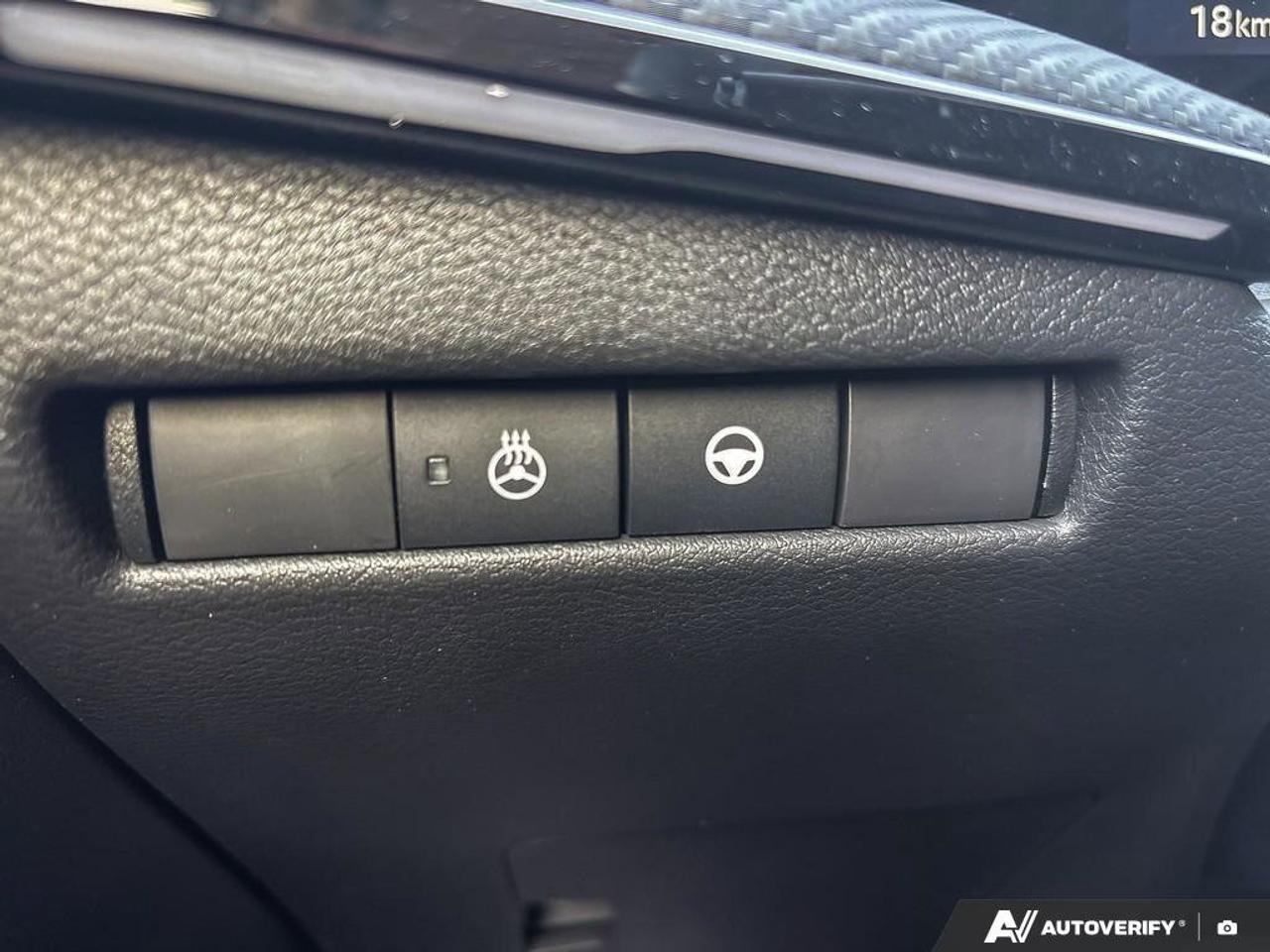 2025 Nissan Kicks SR Photo