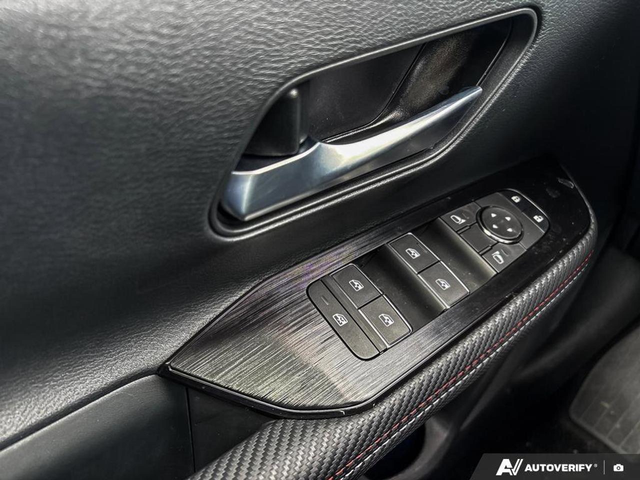 2025 Nissan Kicks SR Photo