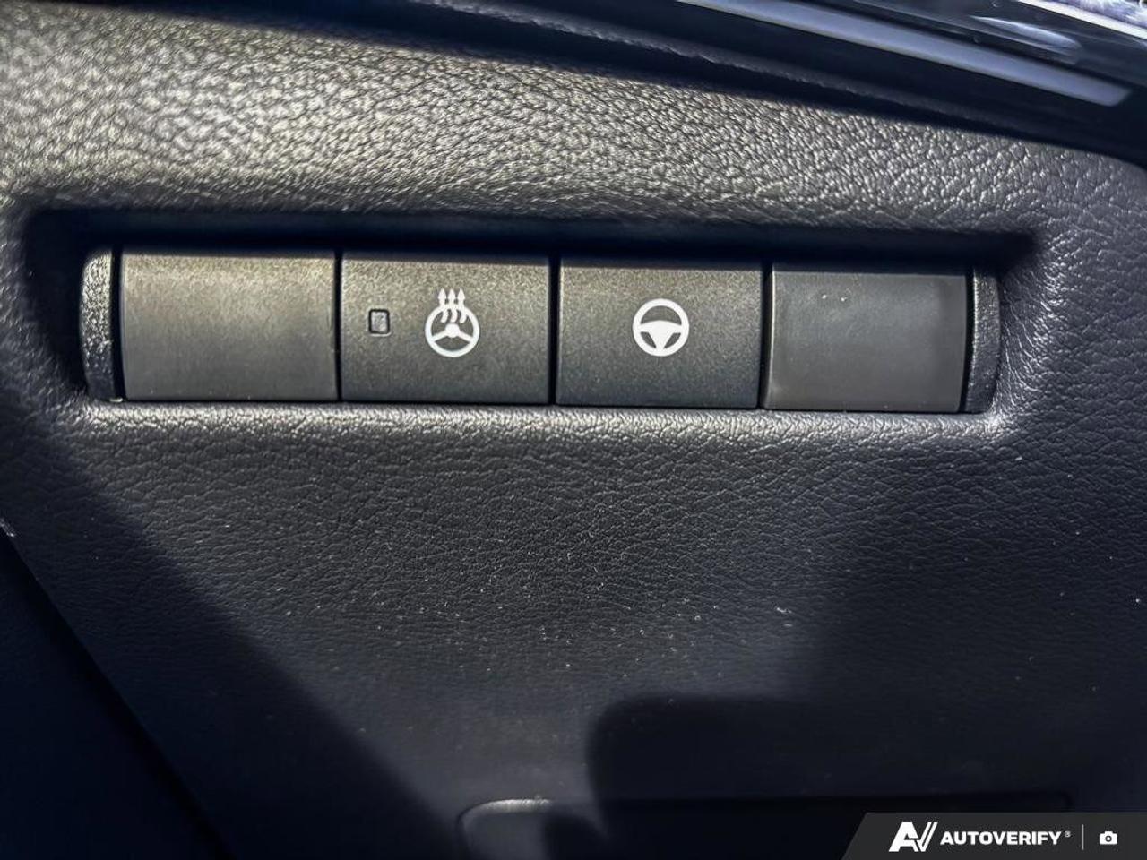 2025 Nissan Kicks SR Photo