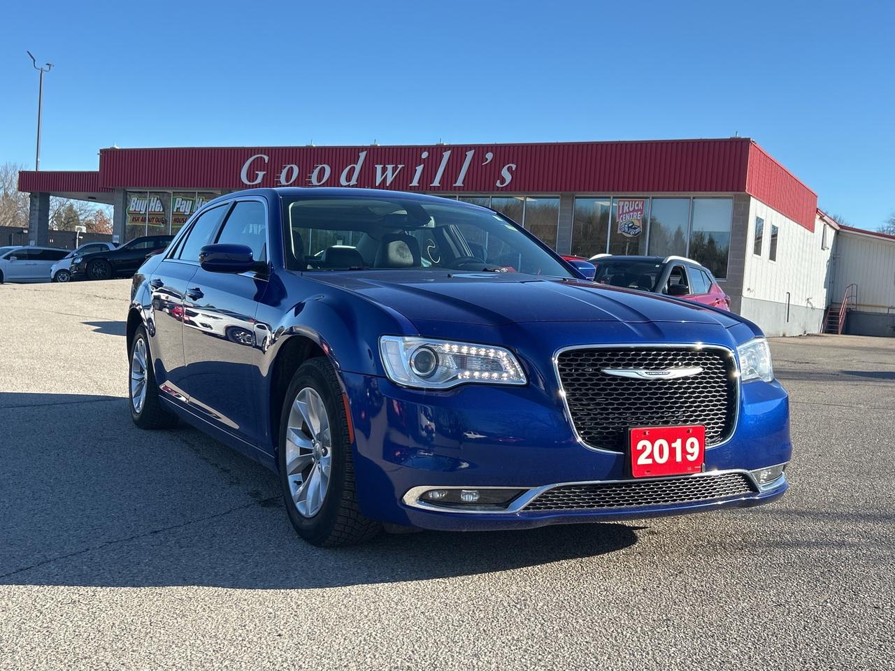 2019 Chrysler 300 TOURING, HEATED LEATHER, REMOTE START! Photo