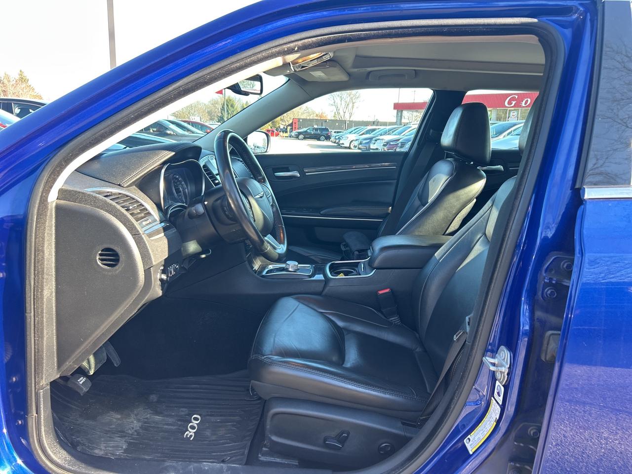 2019 Chrysler 300 TOURING, HEATED LEATHER, REMOTE START! Photo