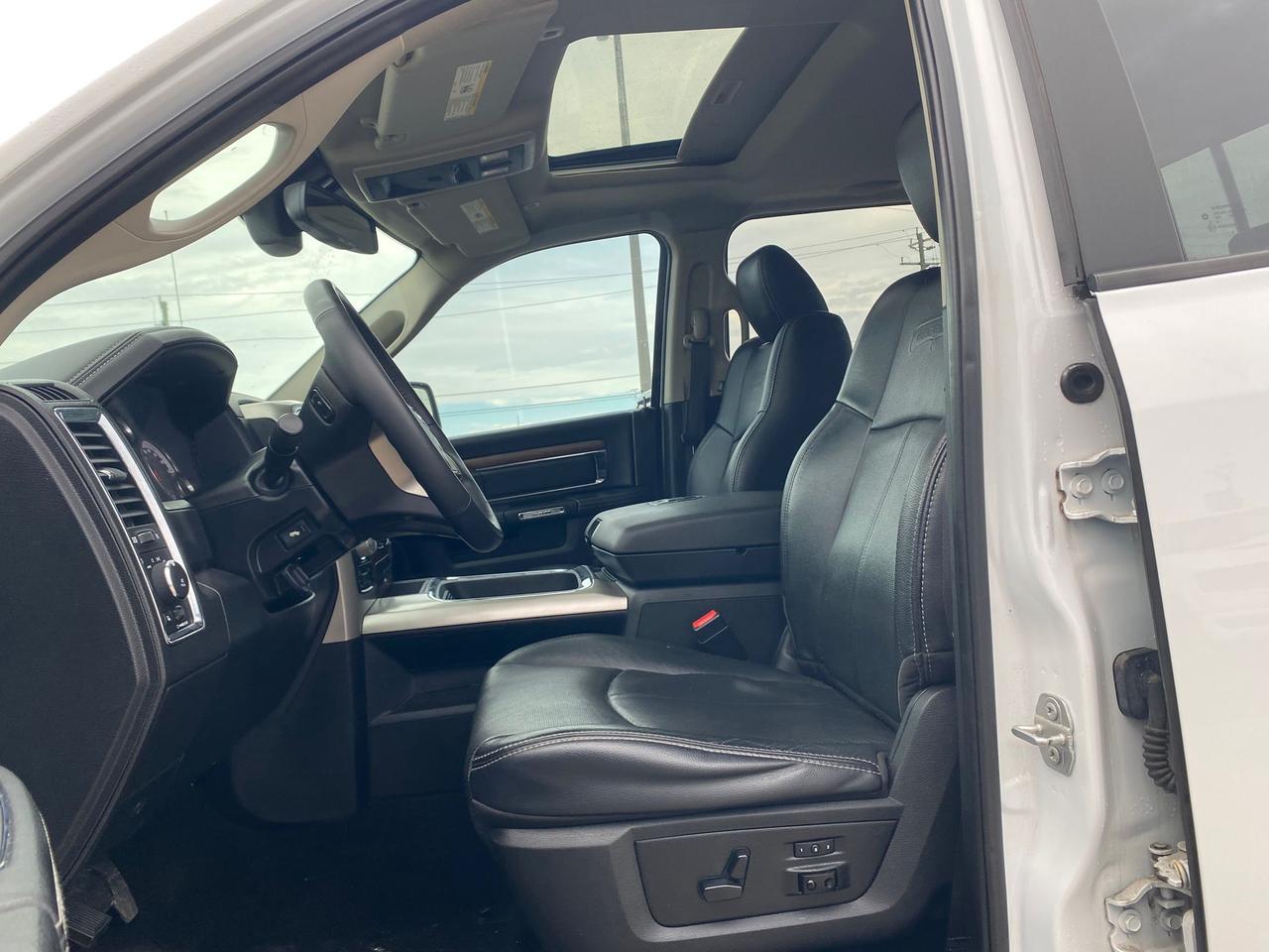 2018 RAM 1500 Laramie Crew Cab 4x4 ~Nav ~Camera ~Leather ~Roof Photo