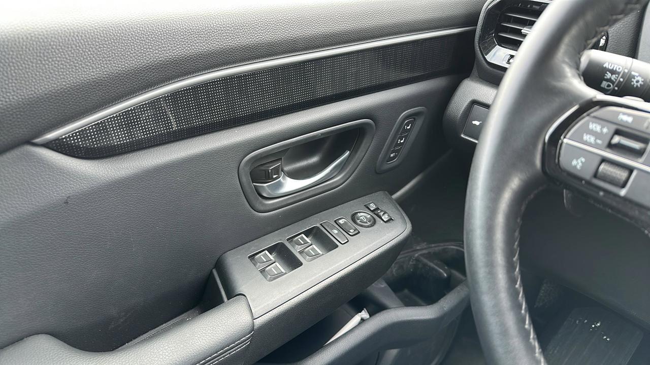 2024 Honda Pilot Touring l Heated Seats l Navigation System Photo