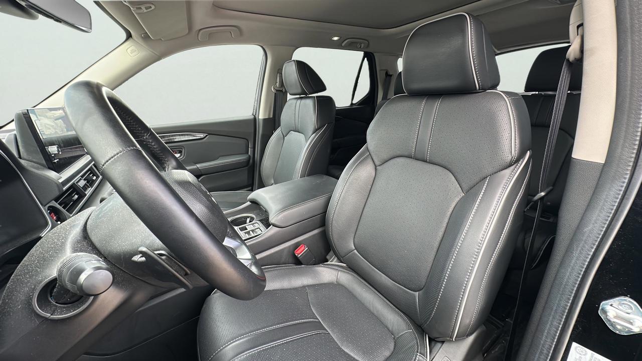 2024 Honda Pilot Touring l Heated Seats l Navigation System Photo