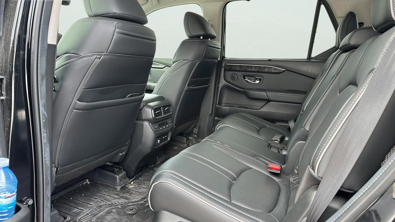 2024 Honda Pilot Touring l Heated Seats l Navigation System Photo