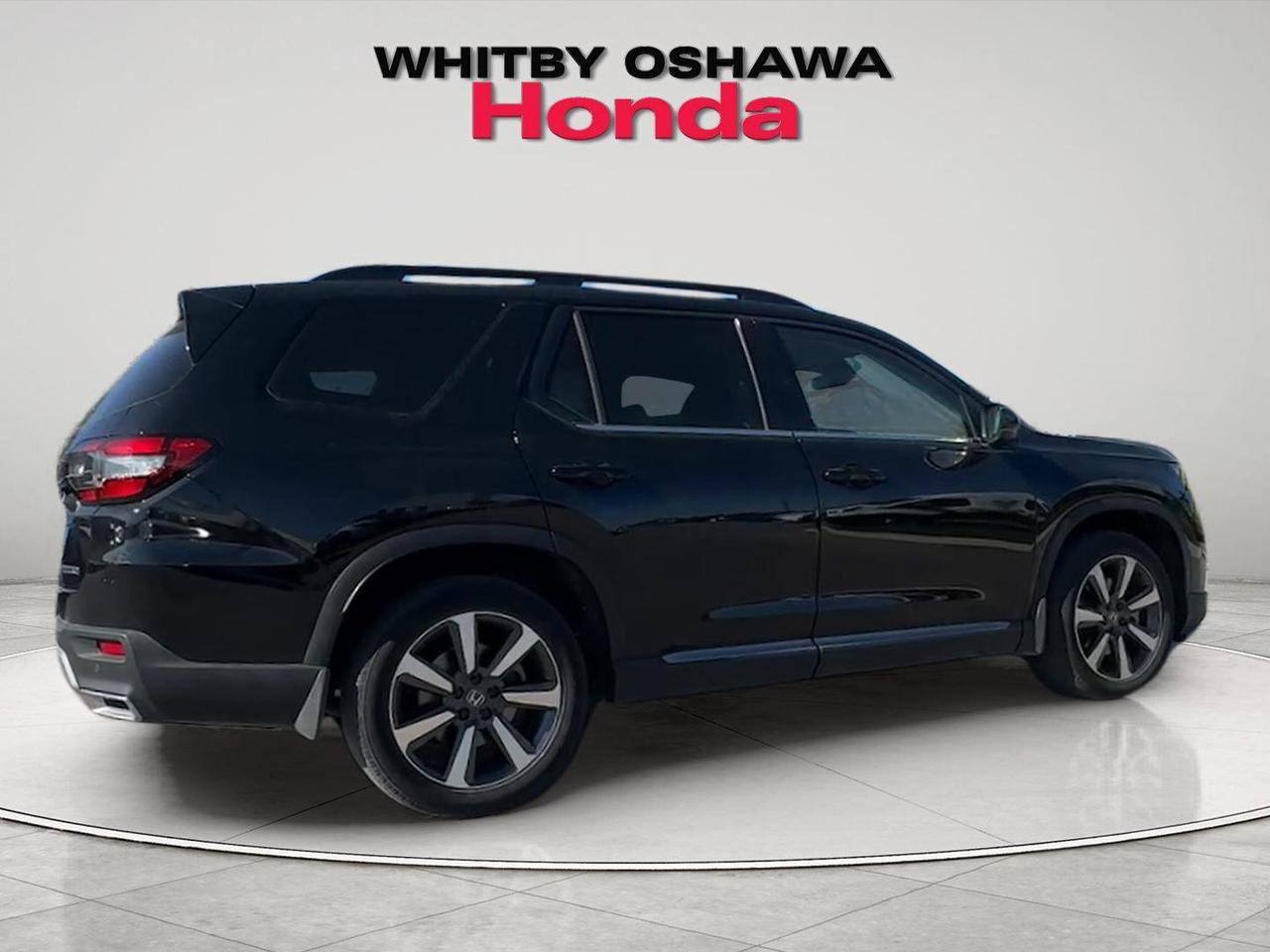 2024 Honda Pilot Touring l Heated Seats l Navigation System Photo
