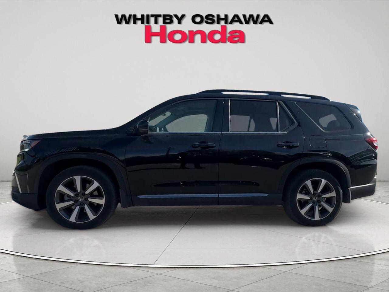 2024 Honda Pilot Touring l Heated Seats l Navigation System Photo