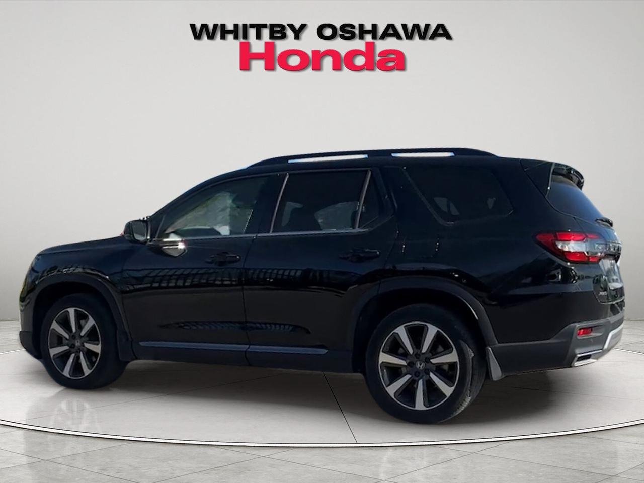 2024 Honda Pilot Touring l Heated Seats l Navigation System Photo