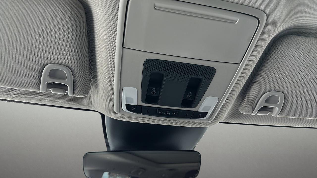 2024 Honda Pilot Touring l Heated Seats l Navigation System Photo