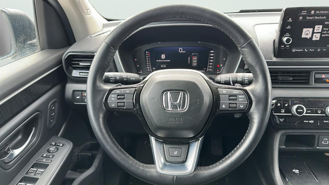 2024 Honda Pilot Touring l Heated Seats l Navigation System Photo