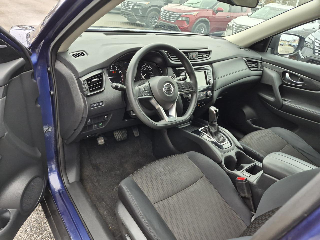 2018 Nissan Rogue SV Photo