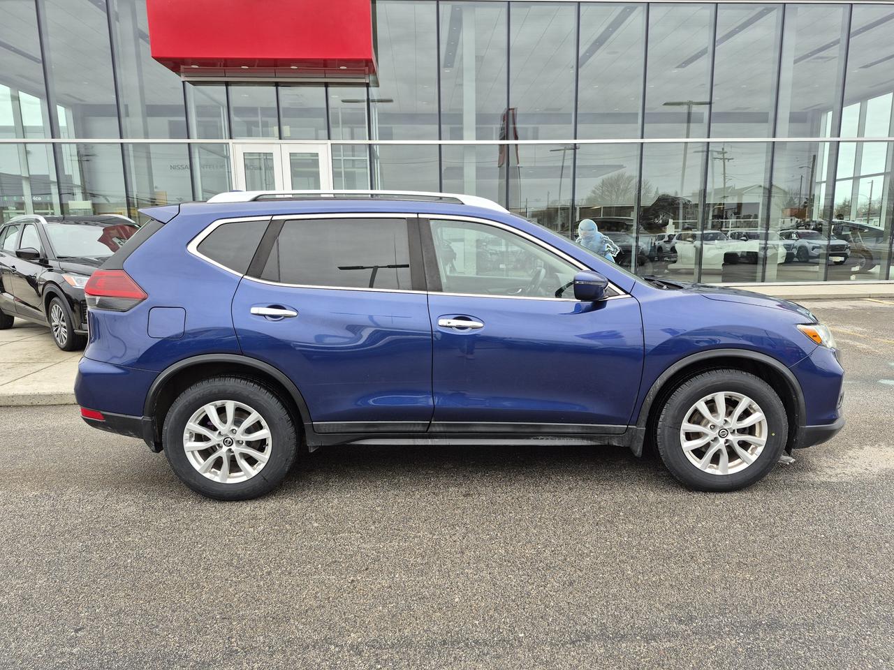 2018 Nissan Rogue SV Photo