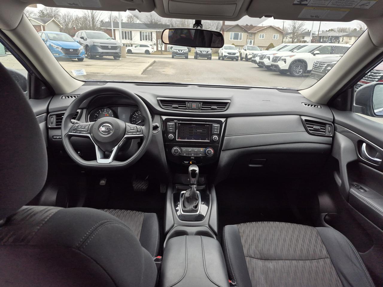 2018 Nissan Rogue SV Photo