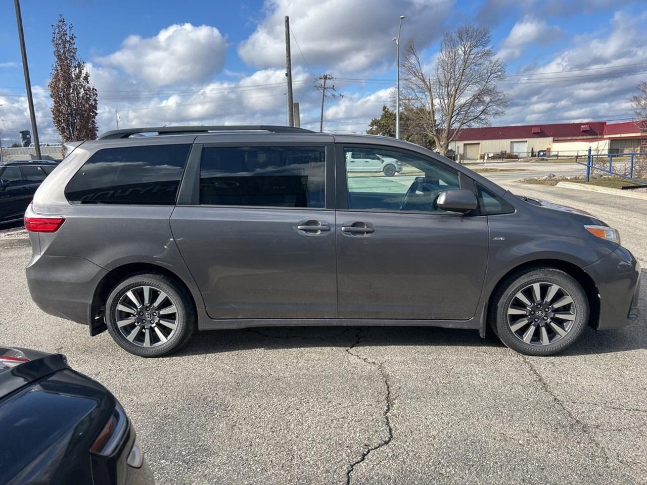 2018 Toyota Sienna LE AWD 7-Passenger V6 Photo3