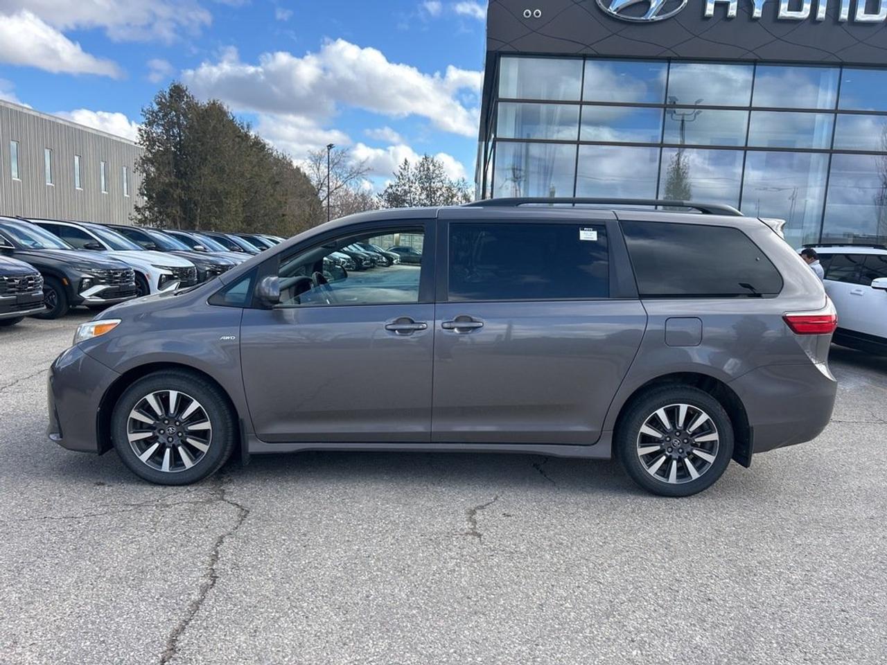 2018 Toyota Sienna LE AWD 7-Passenger V6 Photo